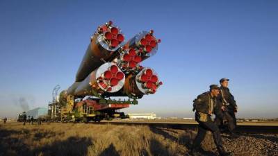На старт на Байконуре установили ракету с грузовиком "Прогресс"