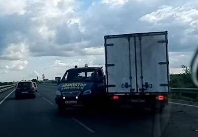На въезде в Рязань столкнулись легковушка и фургон