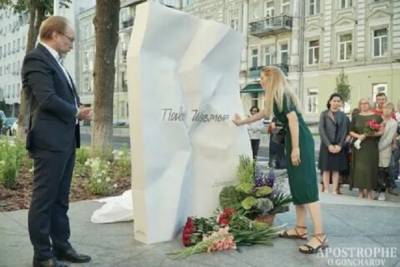 В Киеве открыли памятник погибшему журналисту Павлу Шеремету