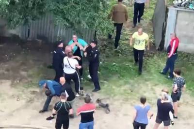 В Ярославле пьяные местные жители мешали пожарным тушить здание полиции