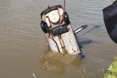 В Татарстане машина сорвалась с обрыва и упала в реку, водитель утонул