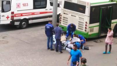 В Москве автобус протаранил остановку. Погибла женщина