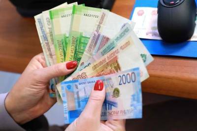 По 10-15 тысяч рублей: россиянам еще хотят дать денег от государства