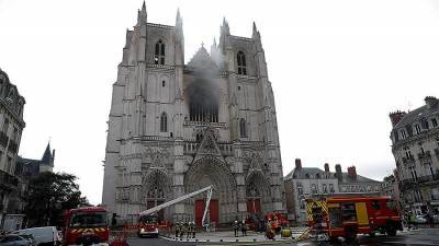 Власти Франции пообещали восстановить собор в Нанте после пожара