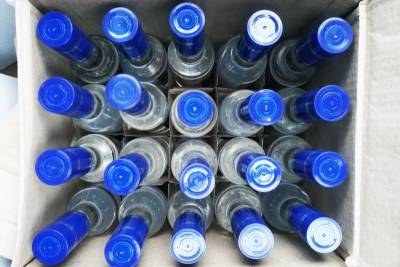 Зауральские полицейские изъяли у местной жительницы 80 бутылок нелегальной водки
