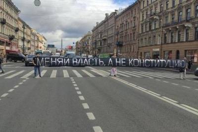 Активиста арестовали за растянутый на Невском черный баннер