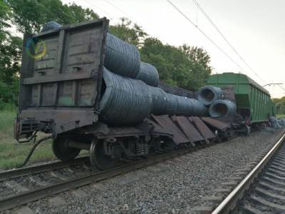 В Днепропетровской области с рельсов сошли два грузовых поезда, из-за аварии задерживалось 12 пассажирских поездов
