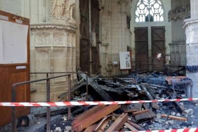 Власти Франции оплатят восстановление собора в Нанте после пожара
