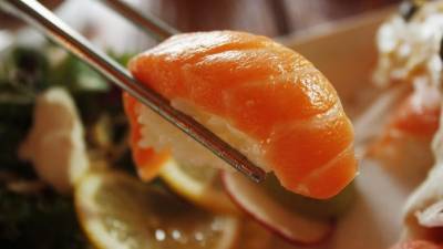 Петербуржцам рассказали, почему опасно есть суши