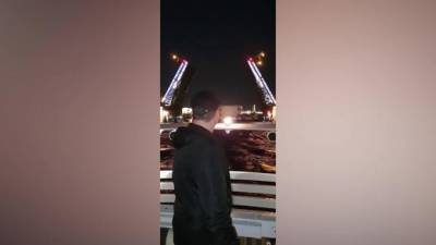 "Развелся!: Гарик Харламов снялся на фоне разведенного моста в Петербурге