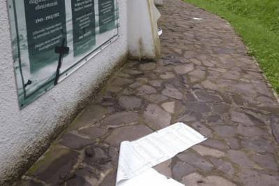 В Сваляве снова повредили панно мемориального комплекса