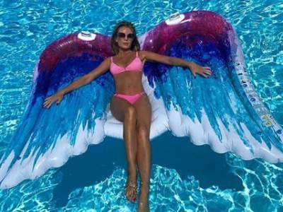 49-летняя британская телеведущая показала девичью фигуру в бассейне