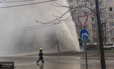 Трубу с горячей водой прорвало в Барнауле