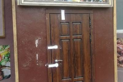 Приставы опечатали все двери здания, где работал магазин «Айпара» в Чите
