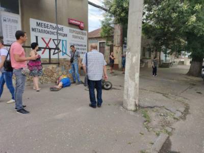 ДТП в Одессе: мужчина на мопеде вылетел на тротуар