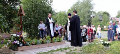 В Беломорске прошла панихида по отцу Сергию, на похороны которого в городе скупили все живые цветы