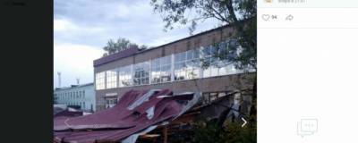 В Исилькуле ураган сорвал крышу здания возле местного военкомата