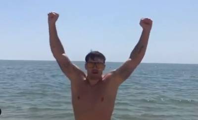 Усик на пляже обратился к Чисоре на ломанном английском, видео: "Дерек, где ты?"