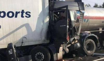 Водитель грузовика погиб в жестком ДТП в фурой на трассе в Тюменской области