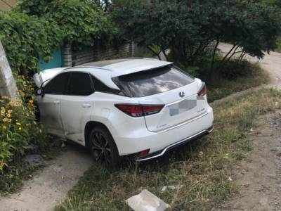 В Харькове Lexus из-за столкновения с Lada врезалось в забор частного дома
