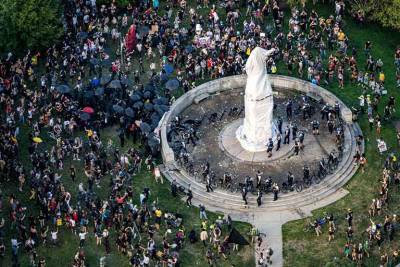 Война с Колумбом в Чикаго: памятник «победил» активистов BLM