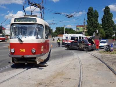 В Харькове столкнулись трамвай и иномарка: есть пострадавшие