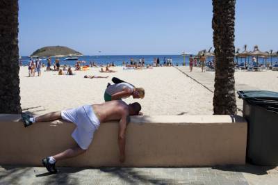 Цивилизованная Европа отдыхает — испанские курорты вводят новые ограничения из-за буйных британских туристов