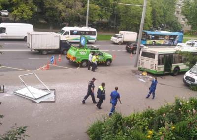 Водитель могла перепутать педали: автобус в Москве протаранил остановку, есть жертвы