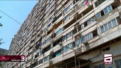 В Тбилиси женщина погибла, выпав из окна многоэтажки