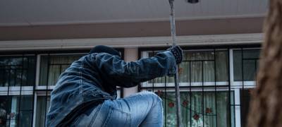 В Карелии мужчина подшофе брал штурмом квартиру через балкон, чтобы поговорить с детьми