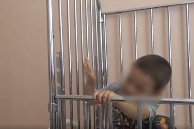 Полицейский навестила мальчика, который пострадал от рук отчима в Подмосковье