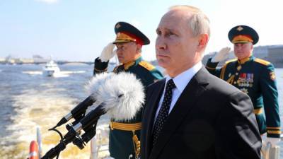Путин заявил, что Россия продолжит держать курс на построение современного флота