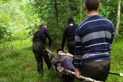 Смоленские добровольцы-поисковики вынесли пожилого мужчину из леса на носилках