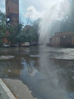 В центре Челябинска из-за коммунальной аварии из-под земли забил фонтан