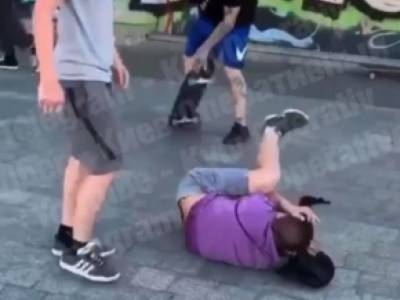 Киевские скейтеры не стали церемонится с оппонентом: видео драки