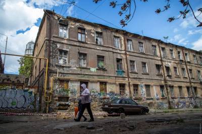В Киеве жилой дом внезапно начал разваливаться со всех сторон
