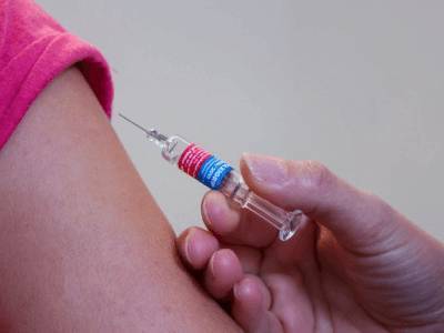Названы первые получатели российской вакцины от коронавируса