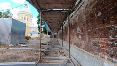 В этом году завершится реставрация подпорной стены Александро-Невской лавры протяженностью 200 метров