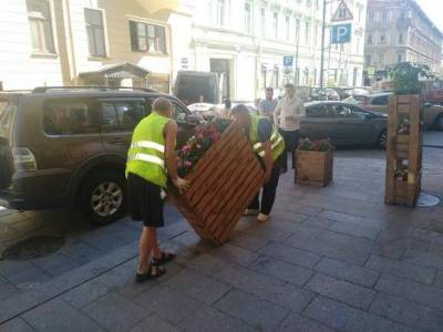 Петербургские чиновники начали забирать мебель у недавно открывшихся летних кафе