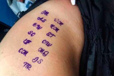 Девушка сходила на вечеринку и проснулась с неожиданной татуировкой на бедре