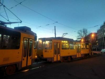 Трамвай загорелся в Денпре, кадры: люди выбегали, чтобы не задохнуться