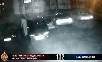 Видеофакт: в Чечерске мужчина пытался открыть двери припаркованных автомобилей. Теперь его ищут