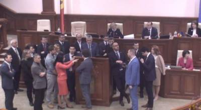 Молдавская оппозиция сорвала выступление премьера в парламенте