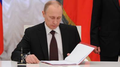 Путин подписал закон о повышении выплат семьям погибших военных