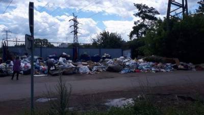 Жительница Башкирии буквально задыхается от «ароматов» мусора из контейнеров, которые не вывозят неделями