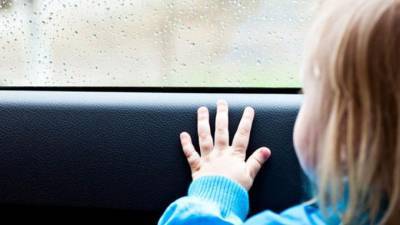 В Татарстане женщина случайно заперла 3-летнего ребенка в машине в 37-градусную жару