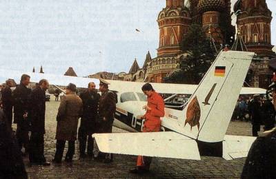«Удачно залетел!»: почему советские ПВО не сбили немецкого летчика Матиаса Руста, который приземлился на Красной площади