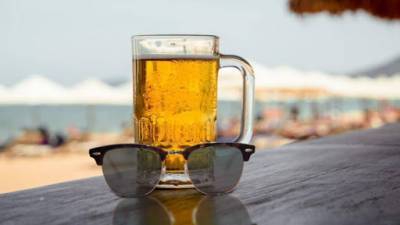 В ЦОЗ объяснили, почему не стоит злоупотреблять алкоголем в жару