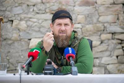 Кадыров отреагировал включением себя в «черный список» Госдепа фотографией с оружием