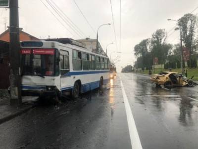 В Хмельницком столкнулись троллейбус и BMW